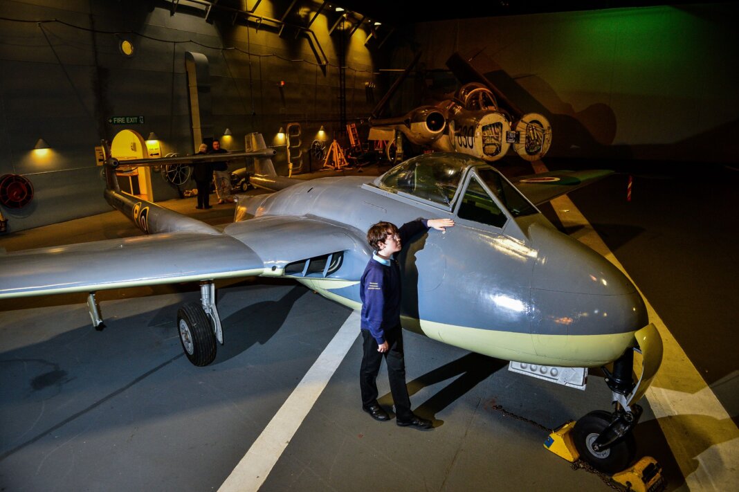 Veja o de Havilland Sea Vampire, o caça experimental que levou os porta-aviões à era dos jatos